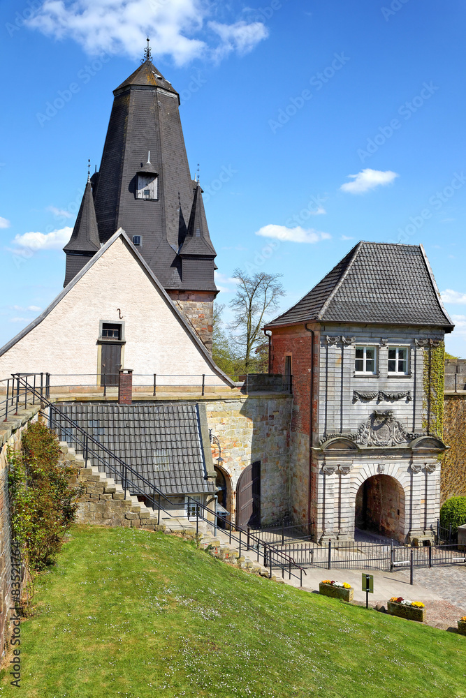 Fototapeta premium Burg Bad Bentheim, Turm der Katharinenkirche und oberes Burgtor