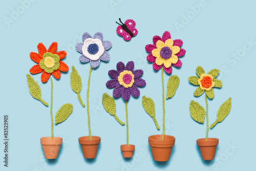 gehäkelte Blumen mit Topf und Schmetterling