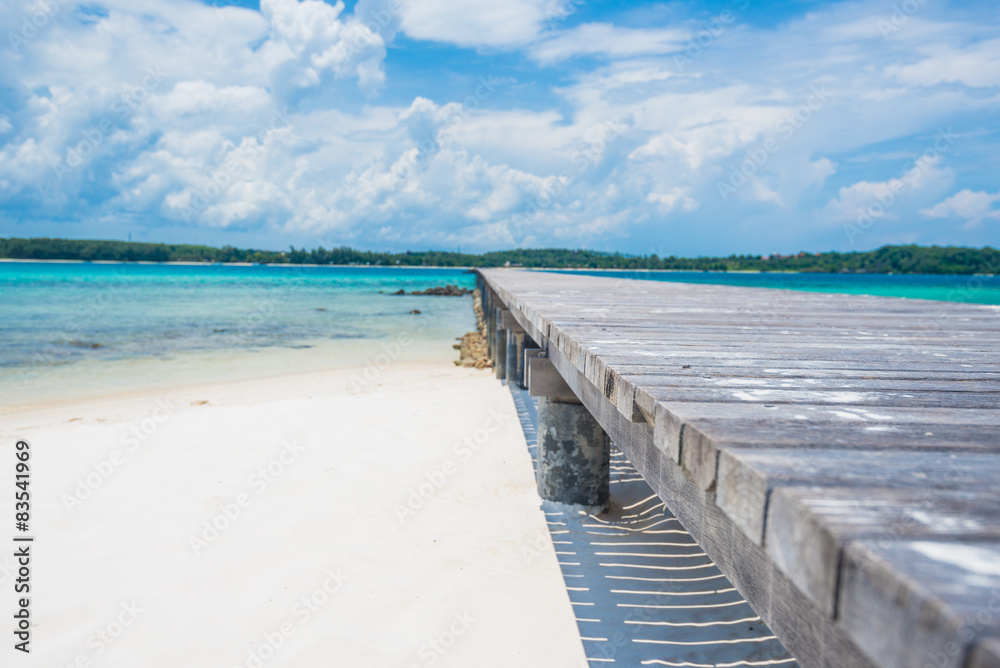 Obraz premium Long bridge on the white sand beach