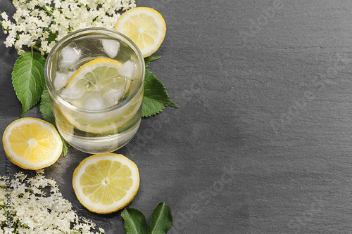 Foto A glass of fresh elderflower lemonade