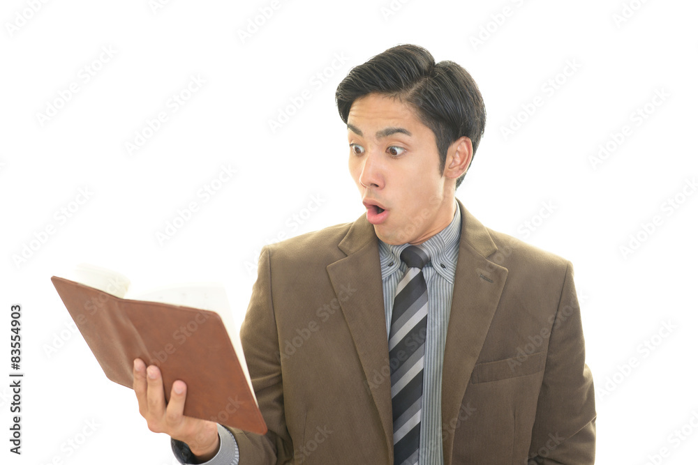 驚いた表情のビジネスマン