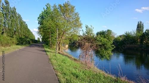 Ruhiger Fahrradweg neben einem Fluß