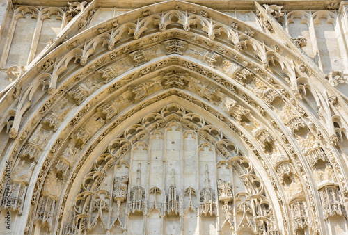 Tímpano de la catedral de Beauvais, Francia, gótico francés photo