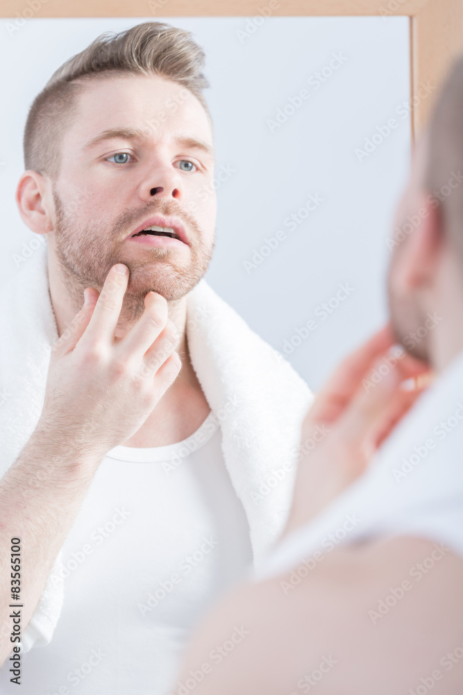 Naklejka premium Man looking in the mirror