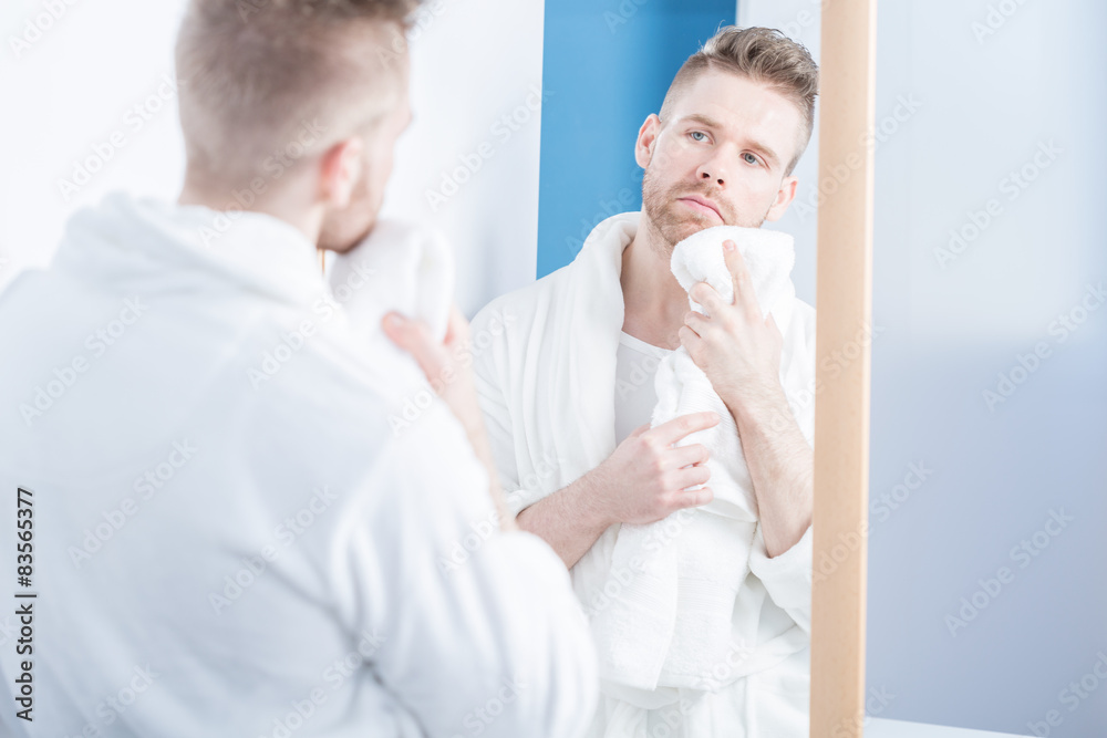 Obraz premium Handsome man wearing dressing gown