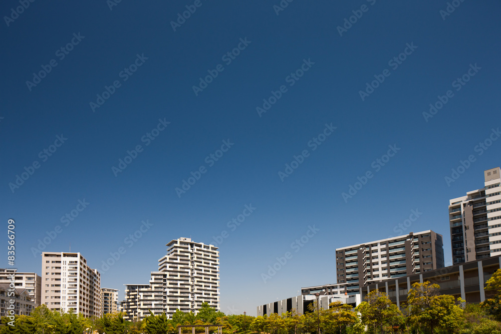 Fototapeta premium 住宅街の大型マンション