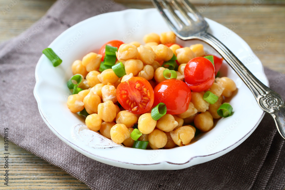 Chickpeas with tomatoes and onions