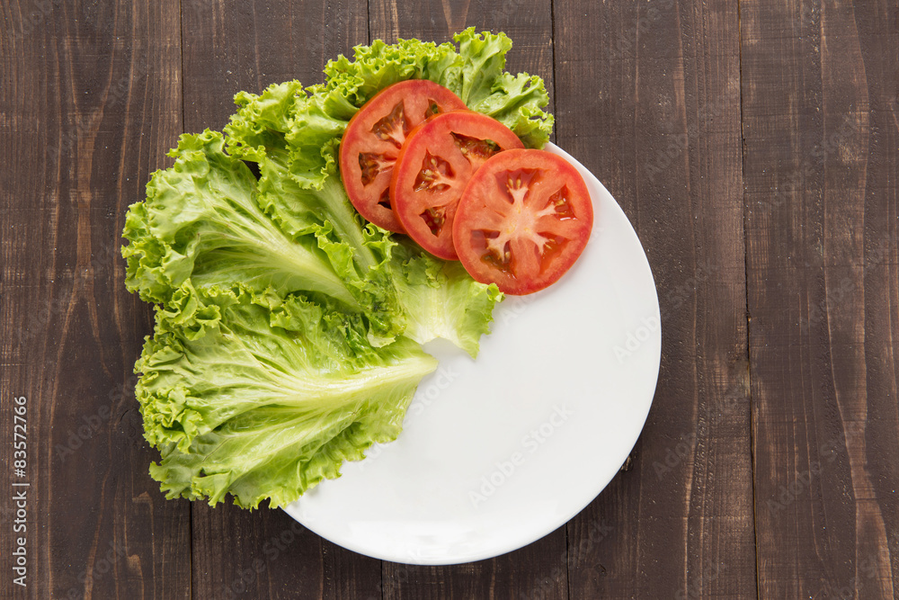 empty plate with tomatoes and vegetable waiting for food. empty plate with tomatoes and vegetable waiting for food.