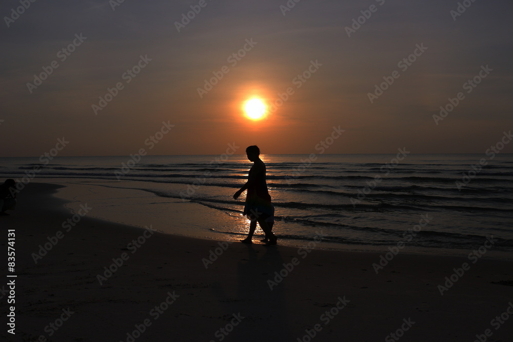 Shadow person sun./
Silhouettes on the Sand 