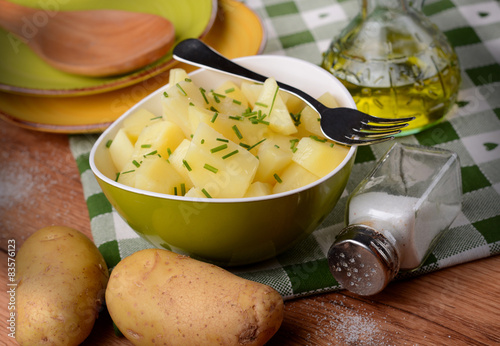 Fototapeta Naklejka Na Ścianę i Meble -  insalata di patate con olio di oliva, sale ed erba cipollina