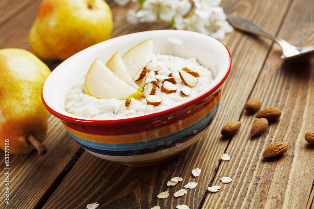 Oatmeal with pear and almonds Oatmeal with pear and almonds