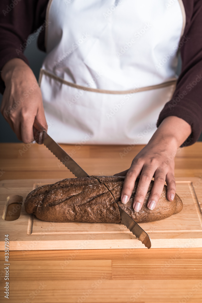 Obraz premium Cutting brown bread