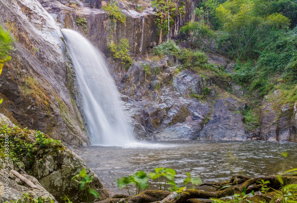 Obraz premium Waterfall in deep rain forest jungle. (Mae Re Wa Waterfalls Moko