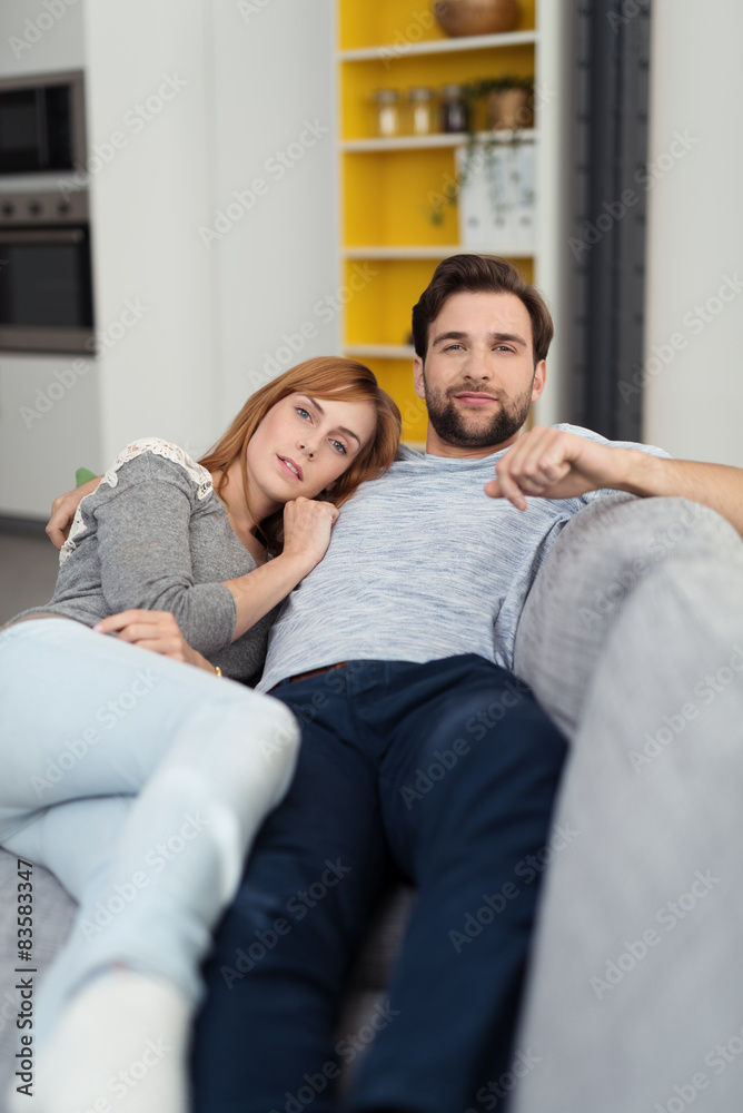 entspannte junges paar liegt zuhause auf dem sofa entspannte junges paar liegt zuhause auf dem sofa