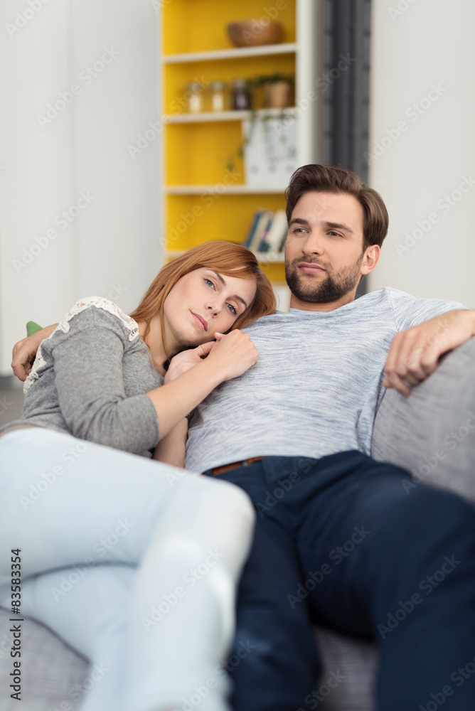 paar kuschelt auf dem sofa StockFoto Adobe Stock