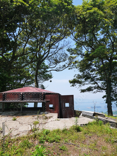 長崎の戦争遺跡　今でも鋼板が残されている装甲観測所　丸出山堡塁 © hasehase2
