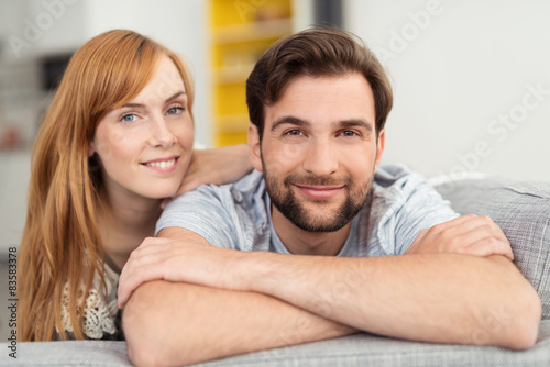entspanntes junges paar zu hause photo
