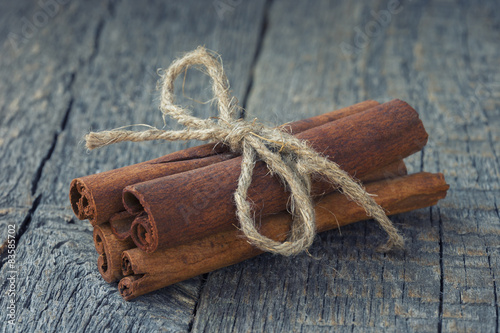 Cinnamon sticks lie on a wooden table
