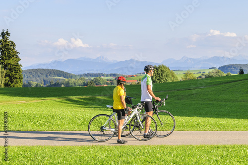 Zwei Rennradler genießen den Ausblick