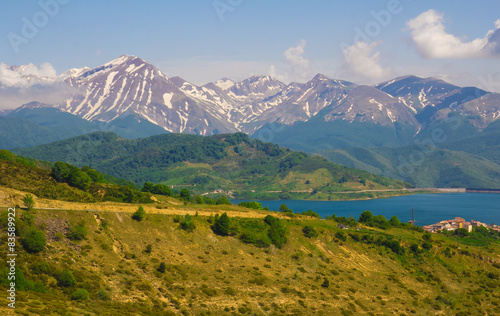 Vista panoramica del lago di Campotosto, Abruzzo.
