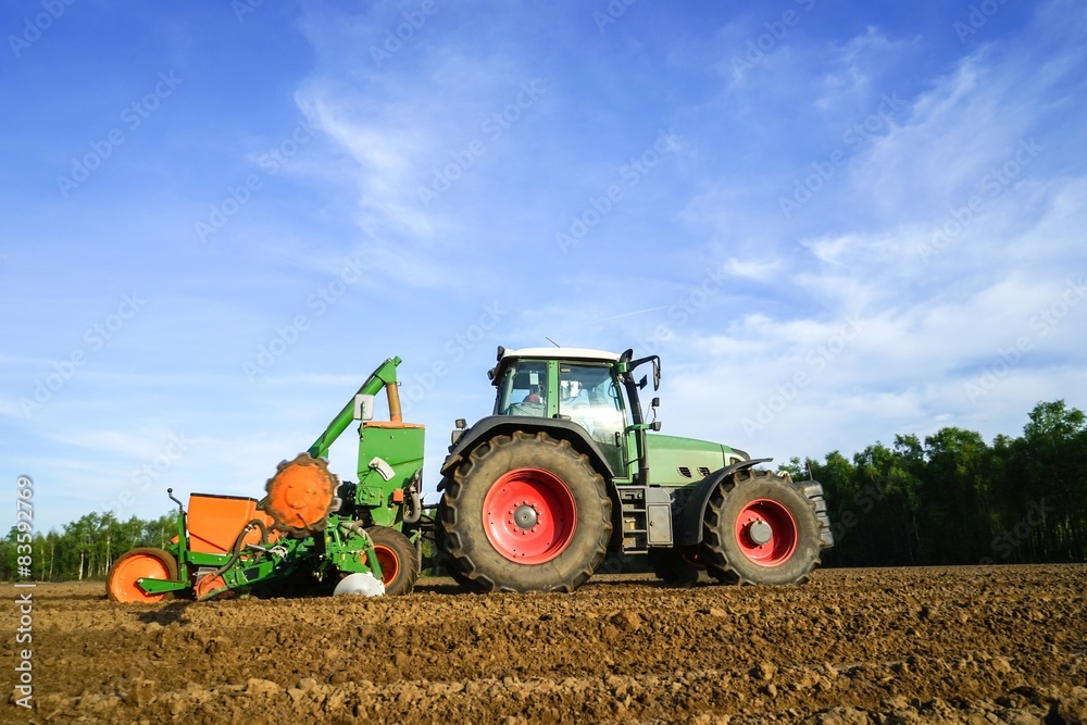 Ackerbau - Landtechnik, Landwirt beim Mais legen Ackerbau - Landtechnik, Landwirt beim Mais legen