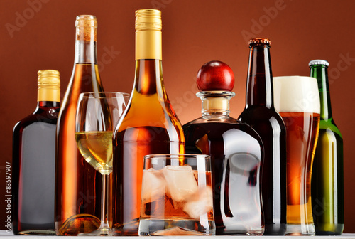 Fotografía Bottles and glasses of assorted alcoholic beverages