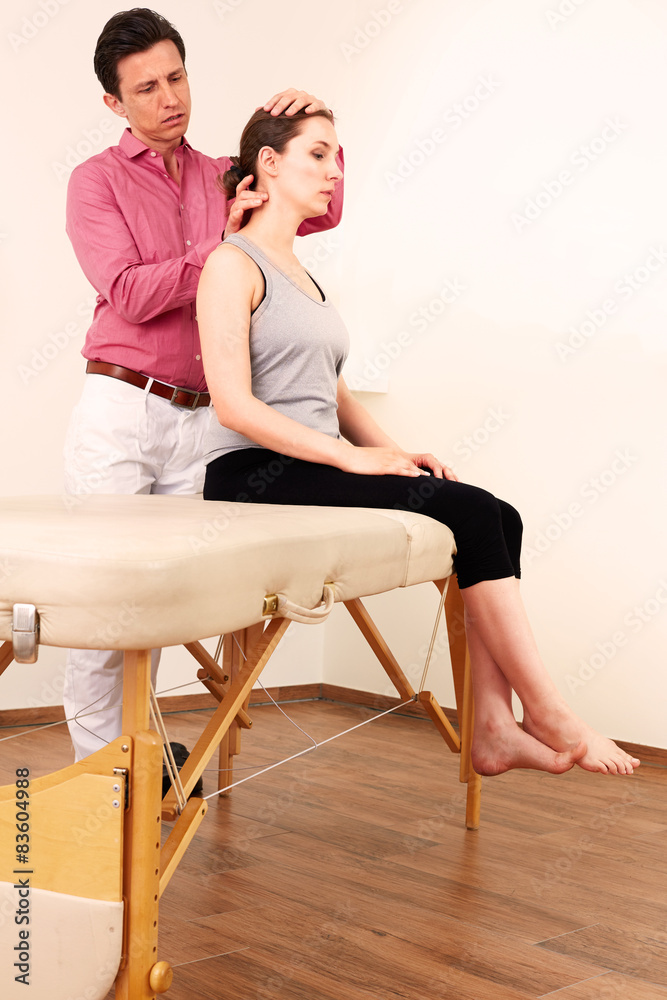 Orthopaede mit einer Patientin in Behandlung Orthopaede mit einer Patientin in Behandlung