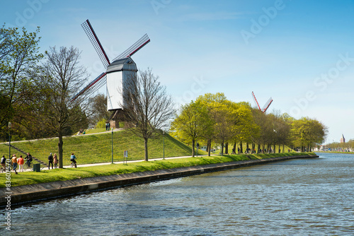 Windmühlen an der Kruisvest in Brügge photo