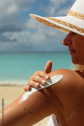 women applying suncream photo