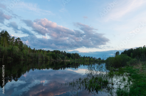 Вечер на озере с отражением леса в воде, Россия, Урал 