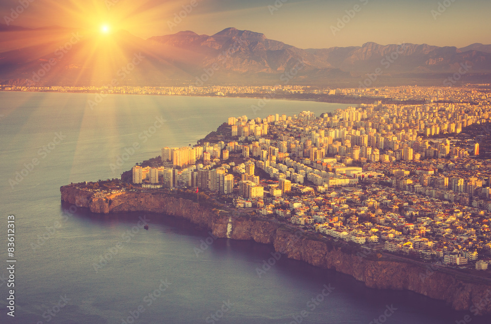 Naklejka premium Widok z lotu ptaka na zatokę Antalya i Morze Śródziemne.