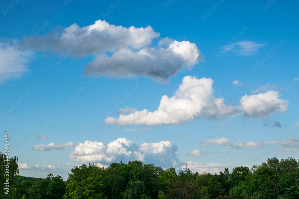Blauer Himmel mit Wolken und grünen Hintergrund Blauer Himmel mit Wolken und grünen Hintergrund
