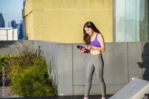 sporty woman -sport, excercise, technology, internet and healthc