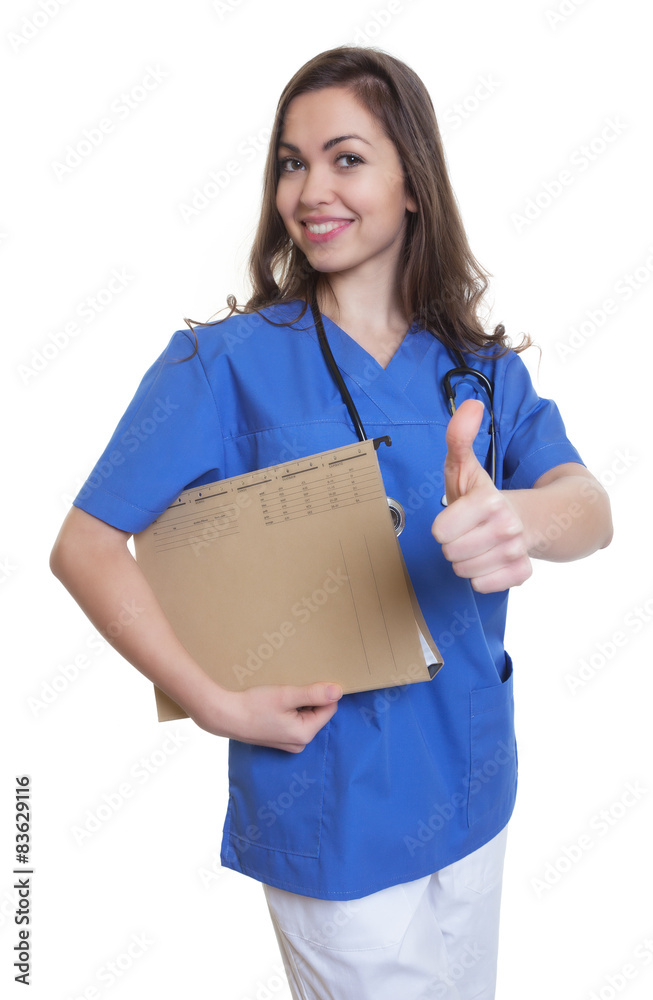 Krankenschwester mit dunklen Haaren und Akte zeigt den Daumen Krankenschwester mit dunklen Haaren und Akte zeigt den Daumen