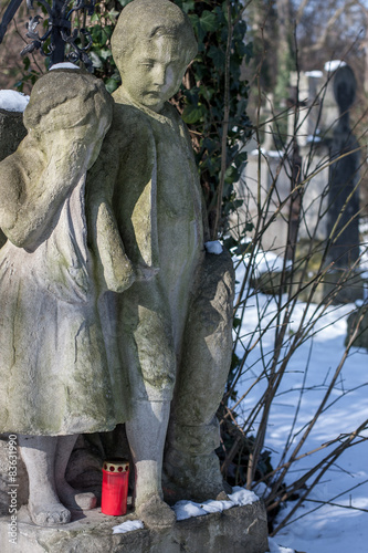 Trauernde Kinderfiguren auf Friedhof