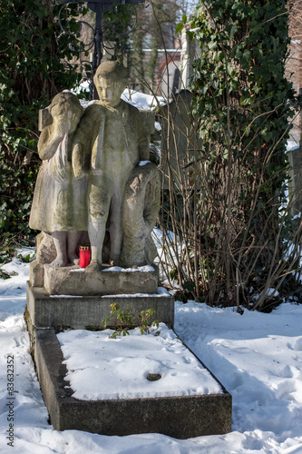 Trauernde Kinder-Figuren auf verlassenem Friedhof