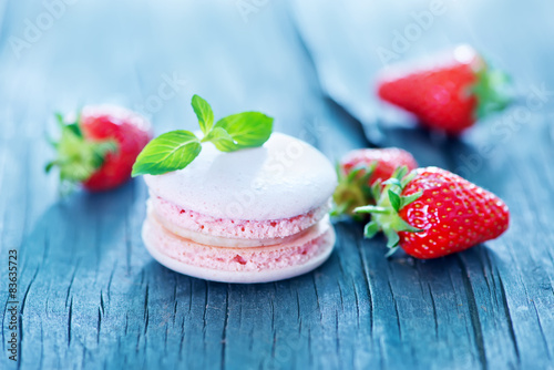 strawberry macaroons