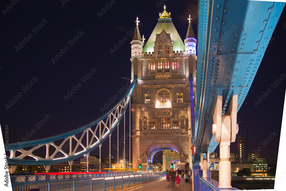 Obraz premium LONDON, UK - AUGUST 11, 2014: Tower bridge 