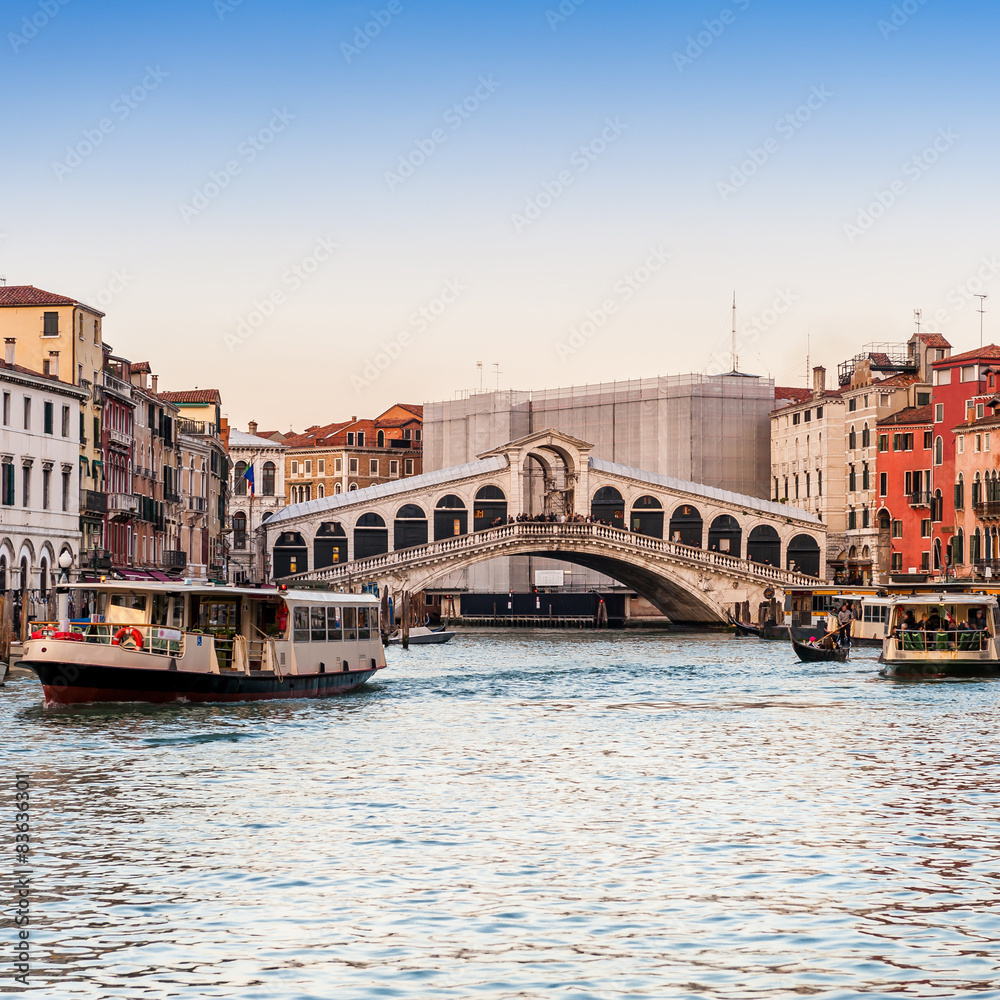 Pont du Rialto et Vaporetto sur le Grand Canal, Venise