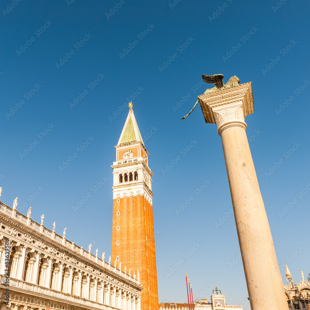 Fototapeta premium Le lion et le Campanile place Saint Marc à Venise, Italie