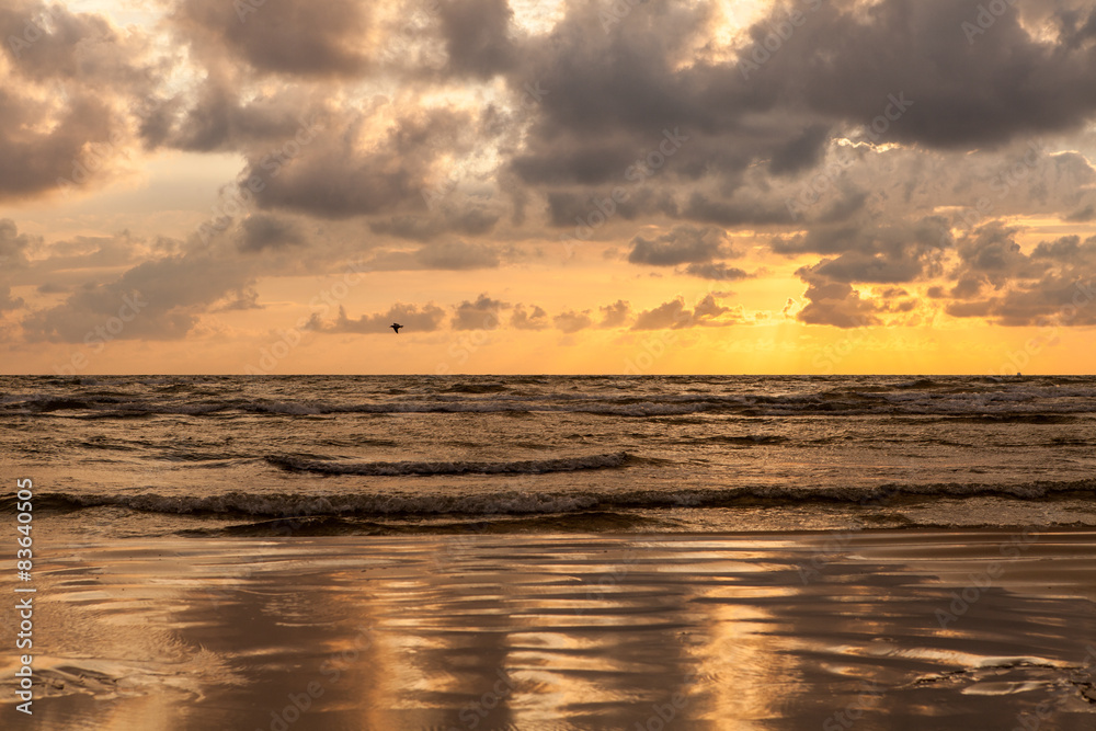 Obraz premium Dramatic sunset with heavy clouds over Baltic.
