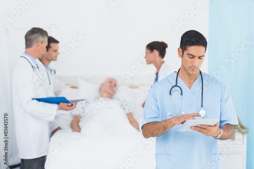 Report reading with patient behind