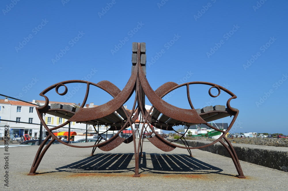 Banc avec accoudoirs en forme de poissons. Banc avec accoudoirs en forme de poissons.