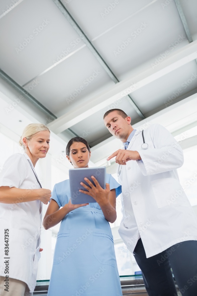 Obraz premium Doctors looking together at tablet
