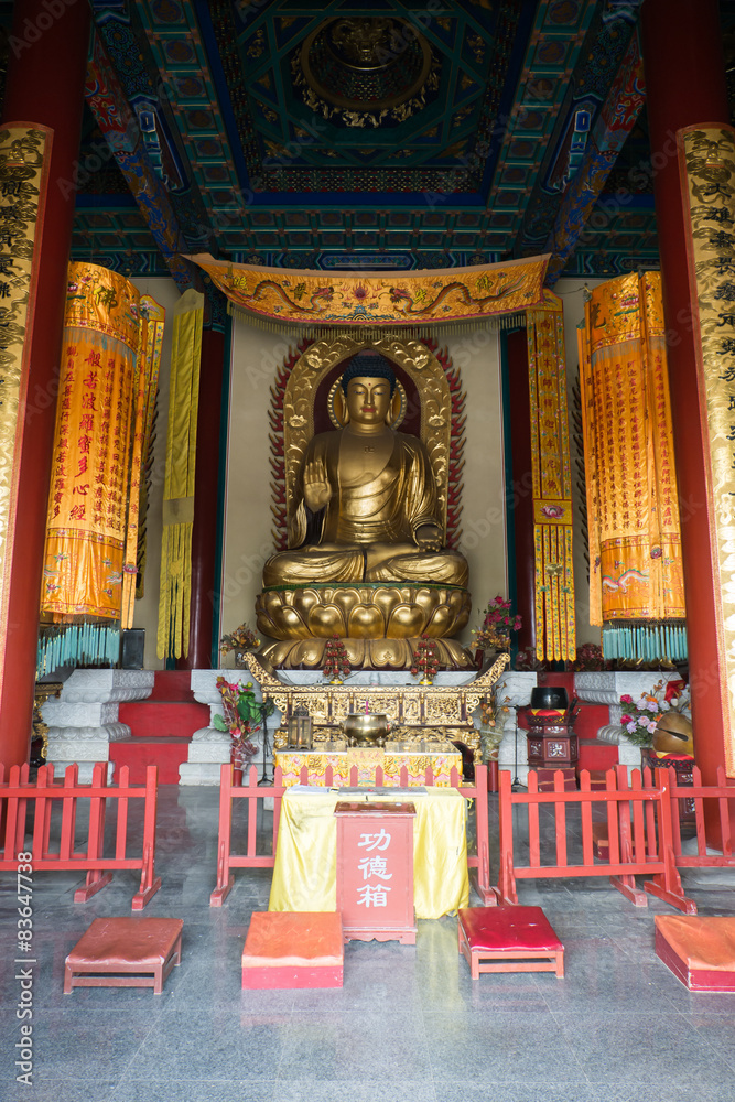 Fototapeta premium Buddhist temple at Tianmen Mountain