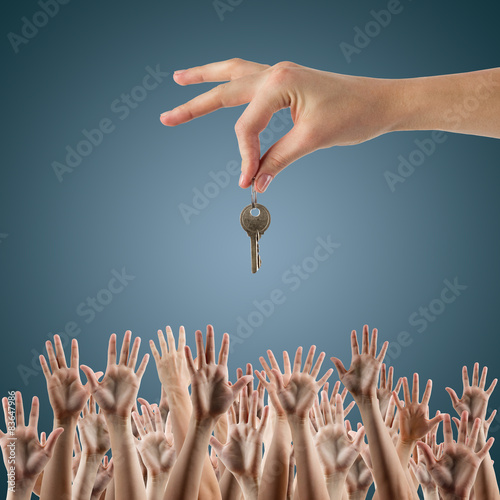 Φωτογραφία REAL ESTATE. hand holding key to dream house Clipping pass