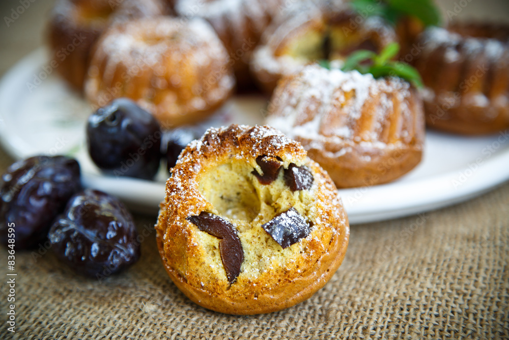  muffins stuffed with dried plums