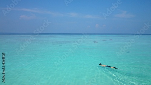 モルディブの海で泳ぐ