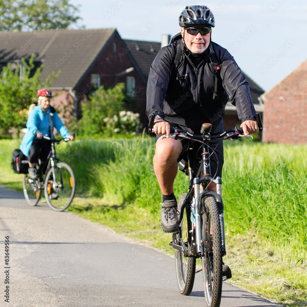 paar fährt gemeinsam fahrrad paar fährt gemeinsam fahrrad