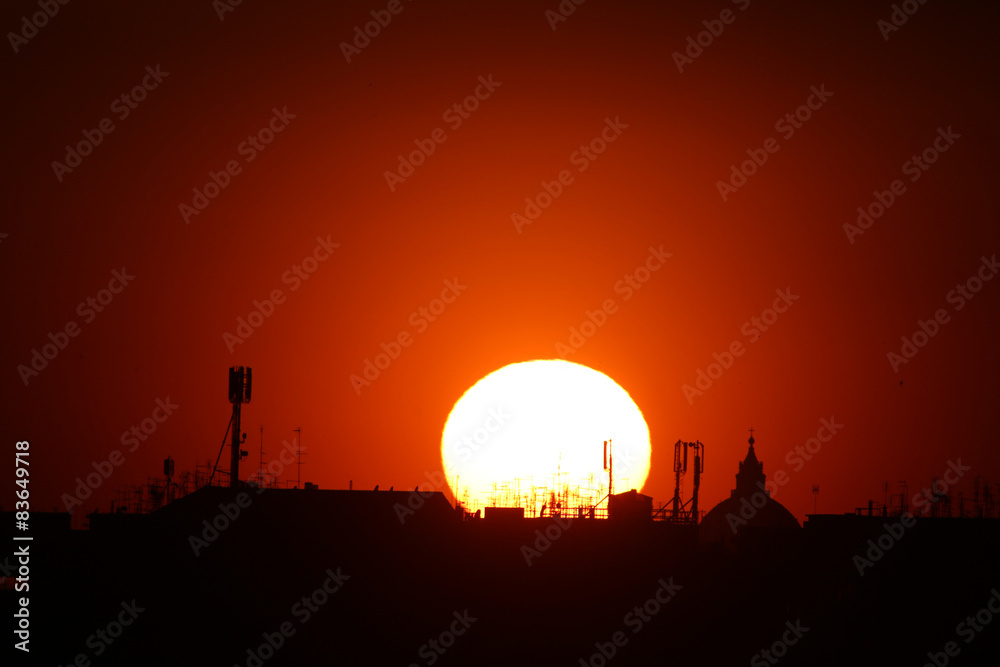 sole al tramonto a roma con antenne sole al tramonto a roma con antenne
